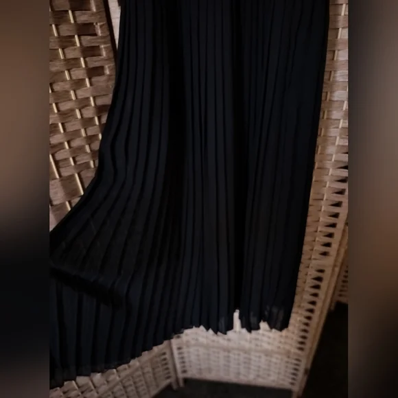 Like New Divided dress - Picture 3 of 10